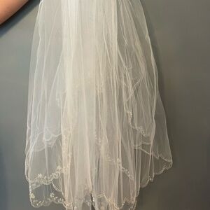 Elegant White Veil with Embroidered Details